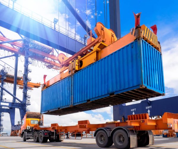 overseas-container-unloading